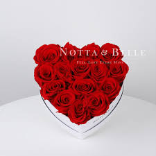 Red Bouquet Love Is Simply Created To Win The Heart A Gift That Will Surprise And Delight By Its Beauty For 5 In 2020 Birthday Flowers Flowers By Post Mums Flowers
