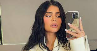 Подчеркнутые брови и яркие глаза