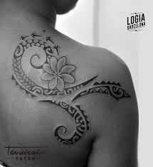 En esta zona del cuerpo se recomienda el uso de tatuajes de animales, ya que prácticamente cualquier forma puede verse bien en los hombros. Tatuajes Tribales Siempre De Moda Tatuajes Logia Barcelona