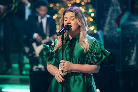 Kelly Clarkson's Stunning "Broken & Beautiful" Performance