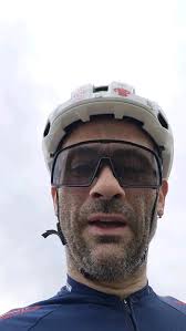 Caro automobilista, ecco la risposta perché i ciclisti camminano al centro  della carreggiata