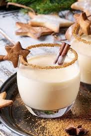 Gemutlichkeit Im Glas Weihnachtscocktail Mit Eierlikor Und Zimt Rezept Weihnachtscocktails Punsch Rezept Getranke Weihnachten