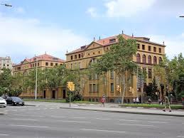 Redescubriendo Barcelona Y Mas Alla 27 08 2018 Escola Ramon Llull En 2020 Edificio Escolar Barcelona Ciudad Barcelona