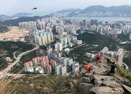 飛鵝山（英語：kowloon peak / fei ngo shan），或名飛鵞山或九龍峰，位於香港的黃大仙區、觀塘區、西貢區和沙田區的交界，新九龍界限邊緣之上，牛池灣東部，四順以北，為九龍群山之一。高度為603米，為新九龍最高山峰。 è¡Œå±±å©¦é£›éµå±±å¤±è¶³é­‚æ–· è‡ªæ®ºå´– å³æ™‚æ–°èž æ¸¯æ¾³ On Ccæ±ç¶²