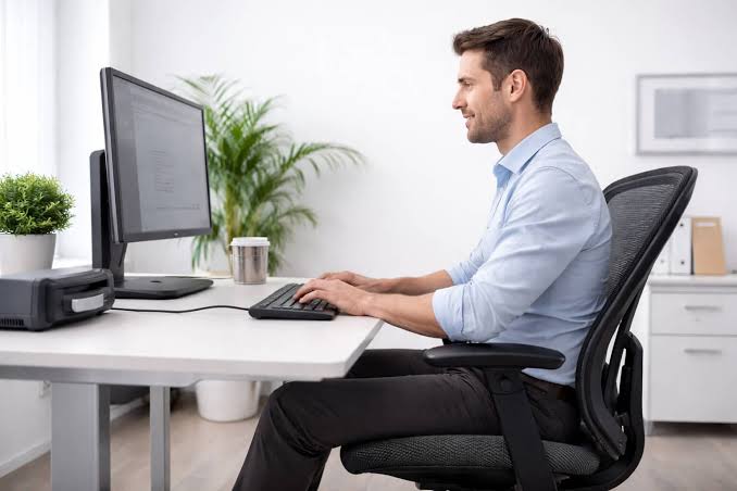 Organizar Escritorio Ergonómico para Reducir Dolor Cervical
