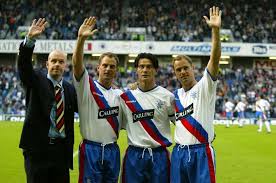 Høyreflanke de boer har mistet plassen i barcelonas førsteellever, og ifølge sky sports har han også vært i forhandlinger med manchester united. Henning Berg Ronald De Boer Michael Mols And Frank De Boer