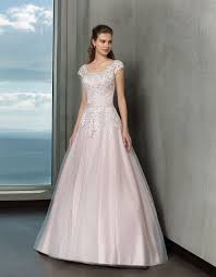 Ogni abito da sposa è un racconto, che narra la personalità di chi lo indossa. Abiti Da Sposa Colorati