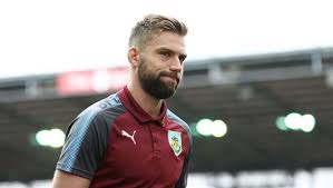 Bek Burnley Charlie Taylor Percaya Bahwa Pengaruh Menenangkan Manajer Sean Dyche Akan Membantu Membalikkan Start Lambat Klub Untuk Musim Ini Olahraga Berenang