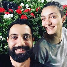 Merve dizdar'ın eşi anadolu üniversitesi devlet konservatuvarı mezunudur. Cilgin Dersane Nin Astrolog Ozge Si Simdi Yuz Yuze De Merve Dizdar Kimdir