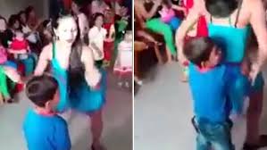 انتبهوا من تأثير الايباد والاجهزة كلها على المخ والاعصاب لازم نضبط وقت. Sexy Dancers Twerk On Young Boys At Children S Party Daily Mail Online
