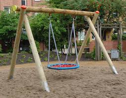 Nestschaukel Mit Holzschaukelgestell Offentl Bereich En 1176 Columpios De Madera Columpios De Madera