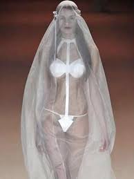 Es stammt aus dem burgenland, ist also auf. Die Hasslichsten Hochzeitskleider Der Welt Woman At