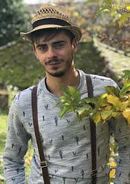 Hello le jardinier se met à votre service pour tous types de travaux d'entretien de jardin à domicile : Interview Exclusive Avec L Influenceur Tom Le Jardinier De La Consommation Locale A La Culture D Aromatiques Creapharma