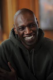 Retrouvez toutes les infos sur omar sy avec gala.fr ! Omar Sy From The Intouchables This Man S Smile Is Like A Brilliant Warm Sunshine Actors Smile Photography Smiling Man Actors