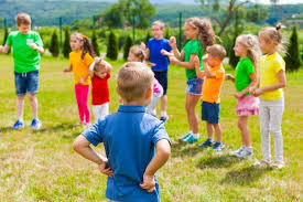 Sie werden sehen, das spiel reißt jeden erwachsenen nach kurzer zeit mit sich und bringt lustige stimmung in ihre party. Feuer Wasser Blitz Das Lustige Klein Spiel Spiele Fur Teambuilding Lustige Gruppenspiele Kennenlernen Spiele