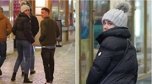 Randí s fotbalistou, který hraje v zahraničí 6 fotografií. Jsou Bezdekova A Expritel Sary Sandeva Novy Par Tahli Spolu Nocni Prahou Expres Cz