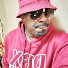 What the hell kind of cigar is that R. Kelly? 👀 😂