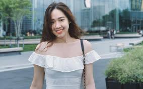 Phạm ngọc hà my tặng hoa cho tổng thống donald trump năm 2017. NgÆ°á»i Ä'áº¹p Ha My Pháº£n á»©ng Khi Bá»‹ Noi Láº¥y Mac Thi Hoa Háº­u Ä'á»ƒ Vao Vtv Vietnamnet