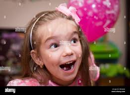 Kleines mädchen spielt ball -Fotos und -Bildmaterial in hoher Auflösung