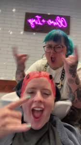 If you see me making my clients do spongecore videos in the salon, mind  your business ☺️ #hairtransformation #haircolor #coralhair #moneypiece  #haircolortransformation