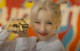 The group debuted on may 2, 2018, with the single latata from their first extended. G I Dle S Soyeon Takes Over A Fast Food Restaurant In Beam Beam Mv