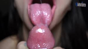 接写 フェラ 彼女は私の玉をなめました