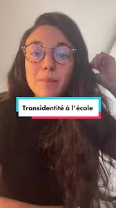 Une mère envisage de porter plainte contre une mairie car son enfant de 12  ans transgenre n’a pas dormi dans le dortoir de son identité de genre, mais  dans celui de son sexe de naissance. On parle du ...