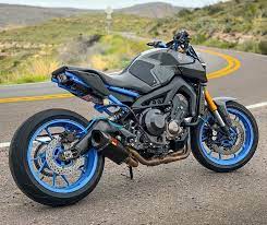 圖像裡可能有摩托車和戶外 yamaha moto instagram
