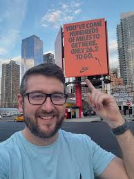 나는 주요 마라톤 주말을 위한 나이키 광고판에 푹 빠졌어!