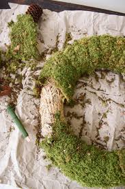 Ein terrarium kann durchaus ein sehr kostspieliges und zeitaufwändiges hobby sein, da kommt manch moos wächst doch überall, kann man aber jedes moos für ein terrarium verwenden? Kranz Selber Machen Diy Mooskranz Binden Mit Ganz Viel Natur Naturliche Deko Ideen Weihnachtskranze Diy Adventskranz Diy Mooskranz