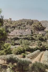 La Provence Oppede Menerbes L Isle Sur La Sorgue Mode And The City En 2020 Visiter Avignon Provence Architecture Exterieur