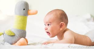 So gut können babys sehen. Baby Entwicklung 3 Monat Netdoktor