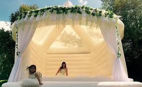 Unsere hüpfburgen passen alle in einen kombi pkw mit umgeklappten rücksitzen. Ja Du Willst Diese Hupfburg Fur Deine Hochzeit Woman At