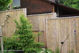 Mehrere Sichtschutzelemente Aus Schilf Welche Allmahlich Mit Kletterpflanzen Bewachsen Werden Fences Fencesidea Haus Und Garten Sichtschutzelemente Garten