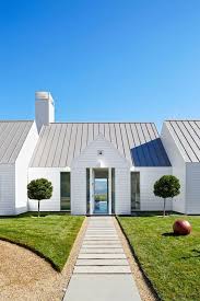 Many older homes, particularly in new england, are sided in white clapboards. How To Pick The Exterior Paint Colors Match Best With The Roof Stylendesigns