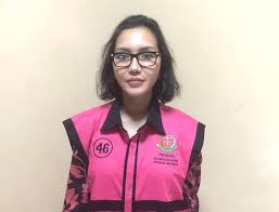 Di media sosial beredar luas foto pinangki bersama djoko tjandra dan anita kolopaking. Jaksa Cantik Pinangki Pakai Rompi Tahanan Pink Bandung News