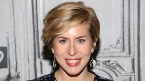 The Type Of Artwork You Should Consider Hanging Up, According To HGTV's  Erin Napier