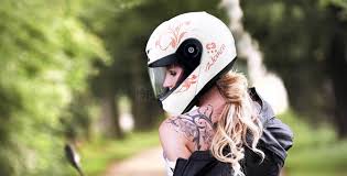 Helem yang harusnya menyatu dengan windshield untuk mendapat aerodinamika sempurna. Tips Membeli Helm Motor Sesuai Jenis Motor Pricebook