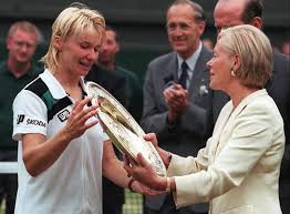 1998 wimbledon singles champion, jana novotna has died at the age of 49 due to a long battle with cancer. Katherine The Duchess Of Kent Presents The Late Jana Novotna With The Winners Trophy At Wimbledon Final Duchess Catherine British Royal Family British Royalty