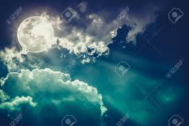 Attraktive Foto Von Einem Nachtlichen Himmel Mit Wolken Und Hellen Vollmond Im Freien In Der Nacht Cross Prozess Und Vintage Ton Effekt Der Mond Waren Nicht Von Der Nasa Eingerichtet Lizenzfreie Fotos Bilder Und Stock