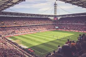 Mit fokus auf die südkurve entstand diese aufnahme in der heimspielstätte vom 1. Rhein Energie Stadion Koln Flutlichtfieber