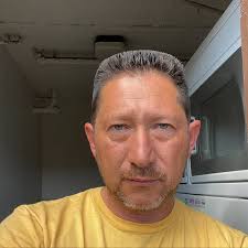 Oliver Cardona's Instagram, Twitter & Facebook