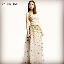 valentino レンタルウェディングドレス size us8 レンタル価格 251 000 安心保険込 憧れのヴァレンティノのドレスで トータルコーディネート レンタルではお取り扱いの無い憧れのヴァレンティノのウェディングドレス 実物は写真よりも素敵で 裾も長いの