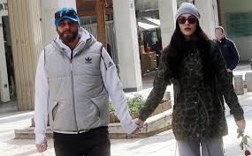 Γονείς έγιναν, την τρίτη, ο μιχάλης stavento και η ήβη αδάμου, η οποία έφερε στον κόσμο το πρώτο τους παιδί, σε γνωστό μαιευτήριο των αθηνών. Paparazzi Hbh Adamoy Mixalhs Koyinelhs Xalarh Bolta Sto Kentro Ths A8hnas Ligo Prin Ginoyn Goneis Fthis Gr