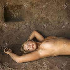 Junge Frauen Nackt Liegen Auf Dem Rücken In Der Höhle. Lizenzfreie Fotos,  Bilder Und Stock Fotografie. Image 2176105.