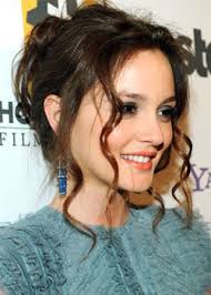 Comment faire un chignon bouclé « fouillis » sur le côté. Tendance Coiffure 10 Chignons A Porter Au Quotidien Ou En Soiree Le Boudoir Des Brunettes