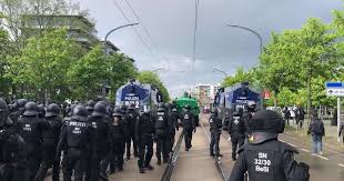 Jun 25, 2021 · die dresdner polizei hat mit ihrer öffentlichkeitsfahndung nach den ausschreitungen bei dynamo dresden erste erfolge erzielt. Schwere Ausschreitungen Beim Aufstieg Von Dynamo Dresden