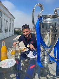Olivier giroud's spectacular overhead kick gave chelsea an outstanding victory against. Champion Chelsea S Breakfast Olivier Giroud And Azpilicueta Eat With Champions League Trophy English Bulletin