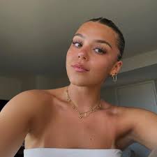 Emma Christie's Instagram, Twitter & Facebook