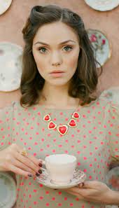 Mid Length Wavy Retro Hairstyle Retro Hairstyles Vintage Wedding Hair Vintage Hairstyles